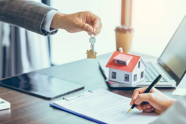 Agent imobiliar predând cheile clientului